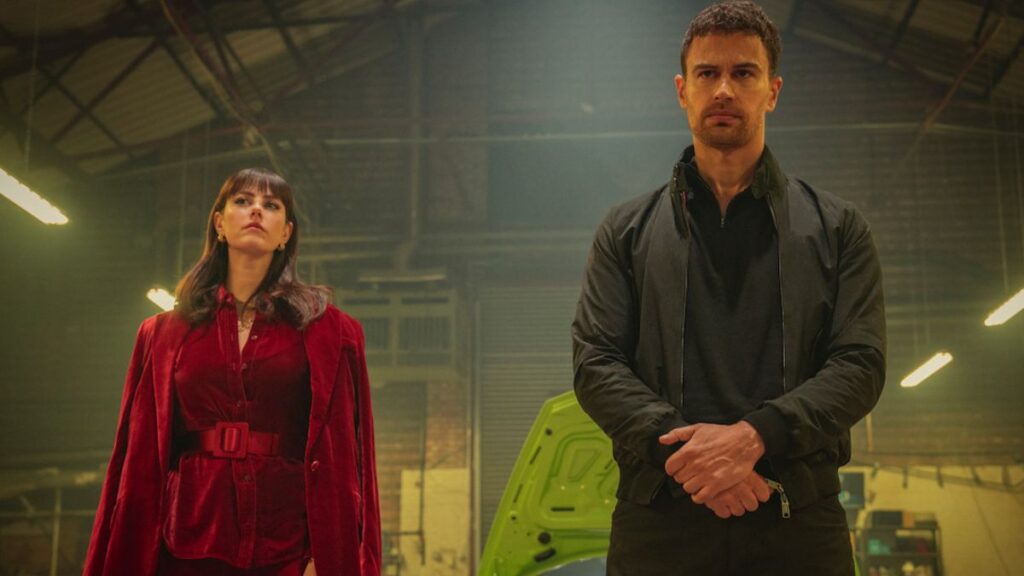 Theo James et Kaya Scodelario dans la série The Gentlemen sur Netflix.