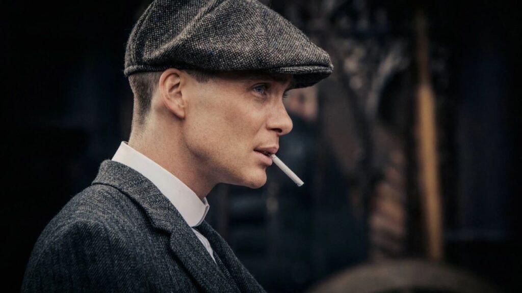 Cillian Murphy en Thomas Shelby dans Peaky Blinders avec une cigarette