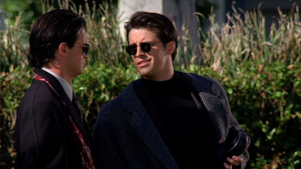 Joey et sa radio à l'enterrement de la grand-mère de Ross et Monica dans Friends.