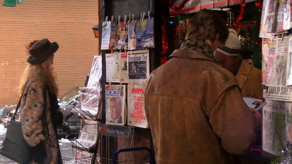 Phoebe chez le marchand de journaux dans Friends.