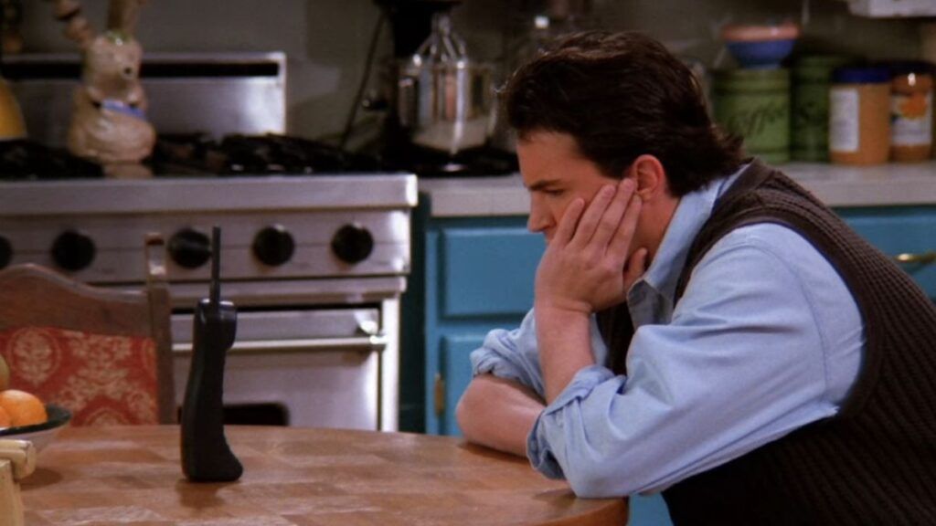 Chandler attend près du téléphone dans Friends.