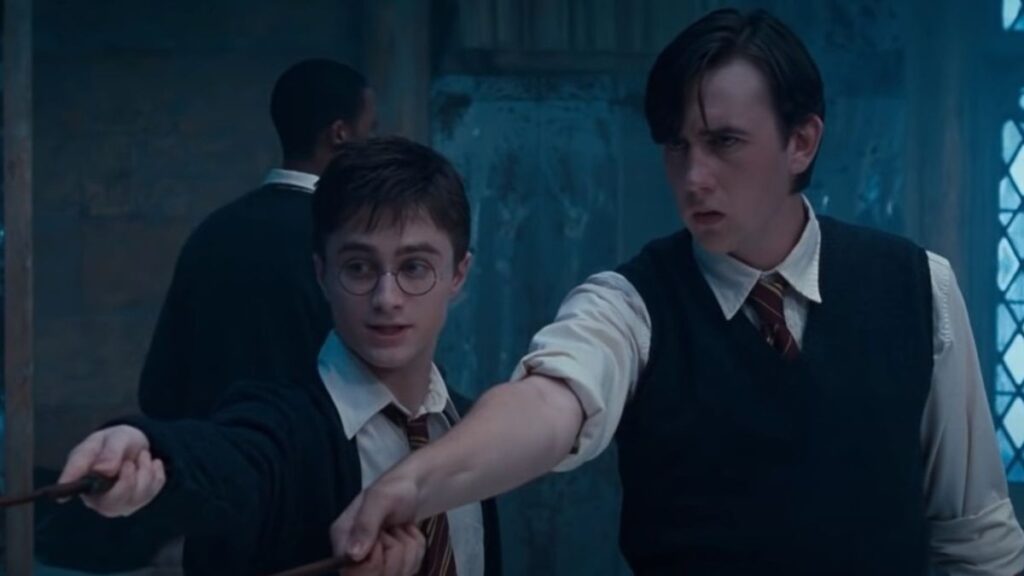 Harry Potter et Neville Londubat avec leurs baguettes