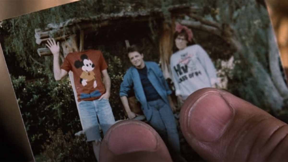 marty-avec-son-frere-et-sa-soeur-sur-une-photo-dans-retour-vers-le-futur
