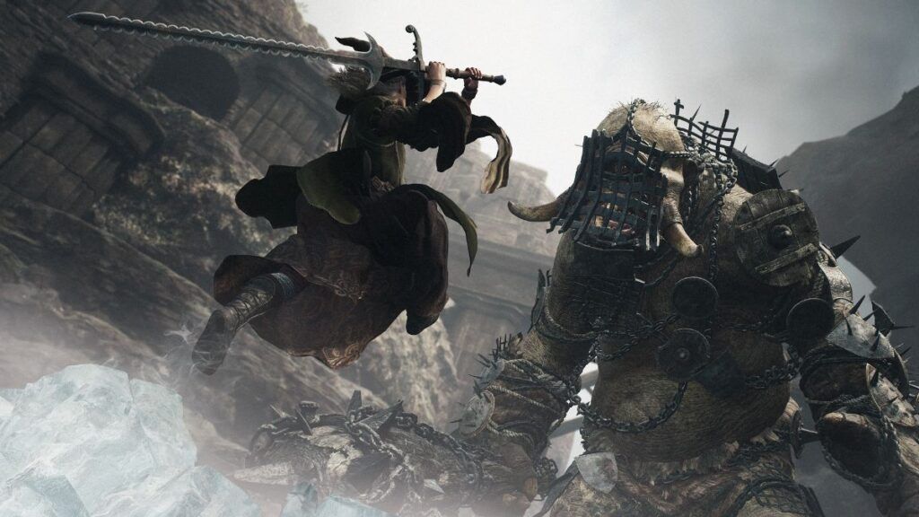 Un personnage se lance à l'assaut d'un monstre géant dans des ruines dans le jeu video Dragon's Dogma 2