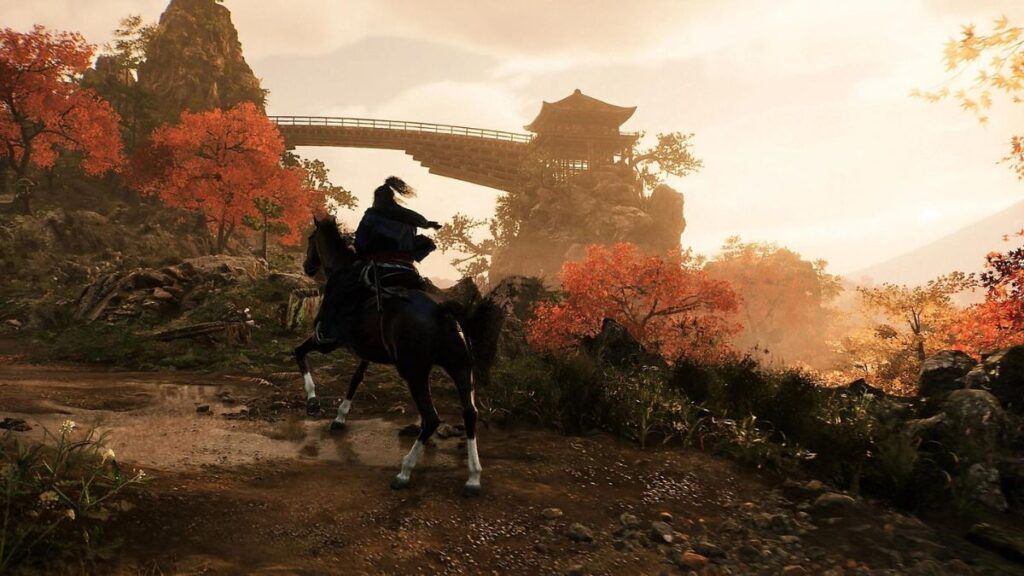 Le protagoniste parcourant le Japon à cheval dans un soleil couchant dans le jeu vidéo Rise of the Ronin