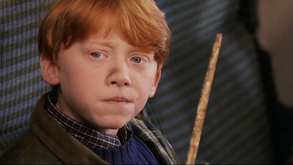 Ron Weasley avec sa baguette dans Harry Potter à l'école des sorciers