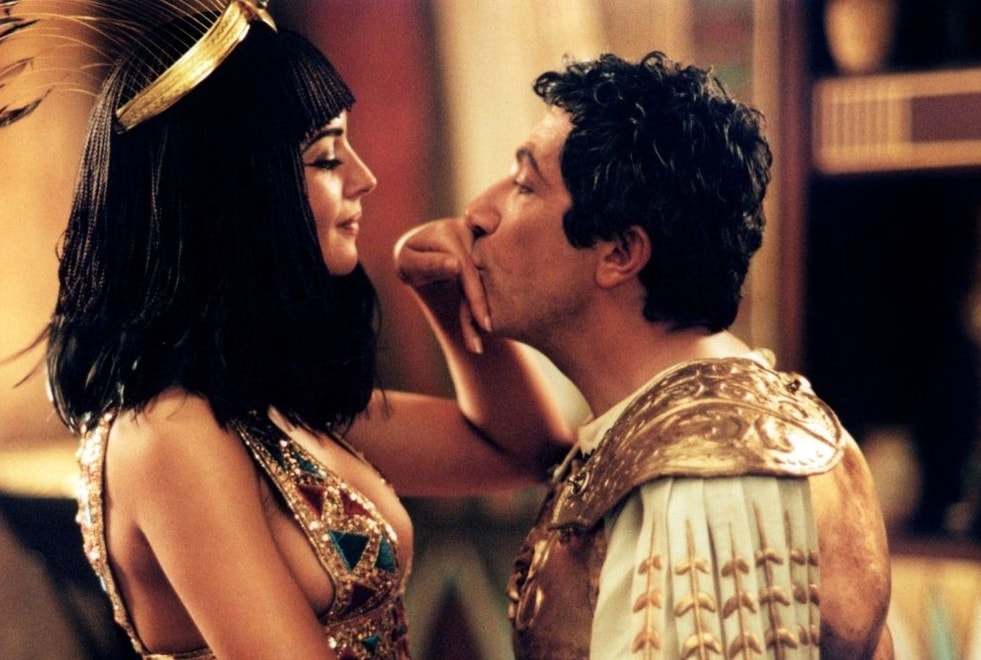 Astérix et Obélix Mission Cléopâtre : « On n’arrivait pas à respirer », pourquoi la scène du baiser entre Monica Bellucci et Alain Chabat a-t-elle été difficile à tourner ?