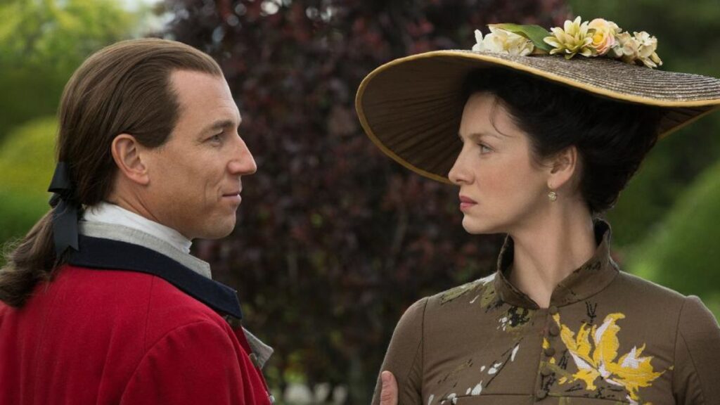 Tobias Menzies et Caitriona Balfe dans la série Outlander.