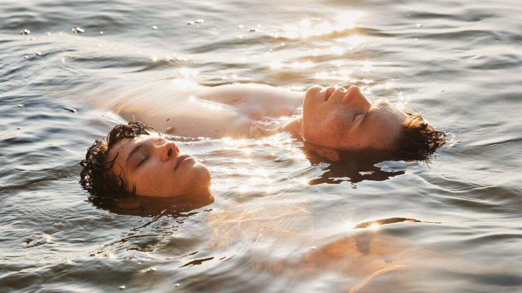 wilhelm et simon qui se baignent dans la saison 3 de la série de netflix young royals
