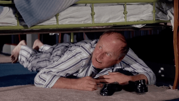 bourvil-en-augustin-bouvet-sous-le-lit-dans-la-grande-vadrouille