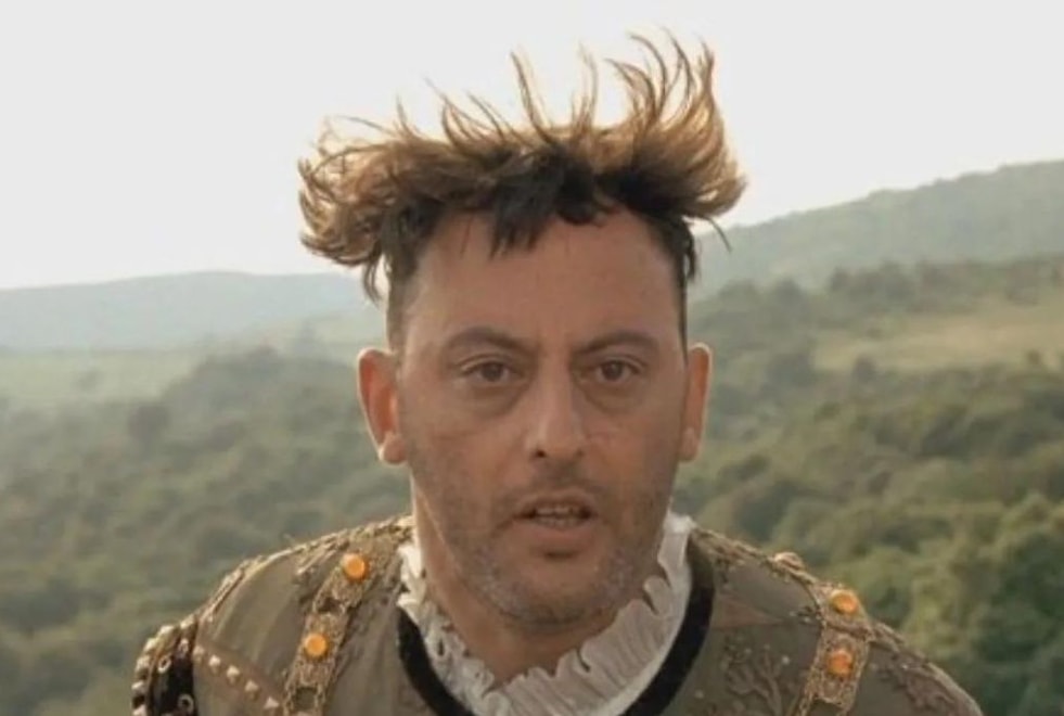 Les Visiteurs : Jean Reno portait-il vraiment une perruque dans le film ?