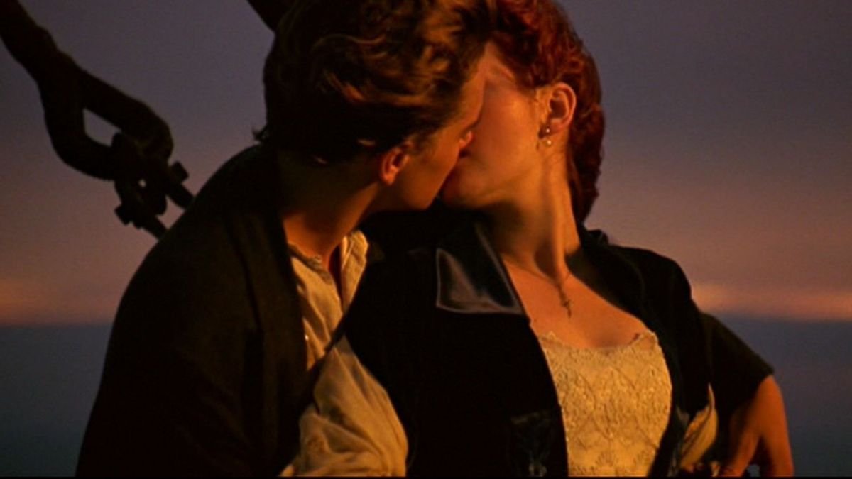 jack-et-rose-qui-sembrassent-dans-titanic