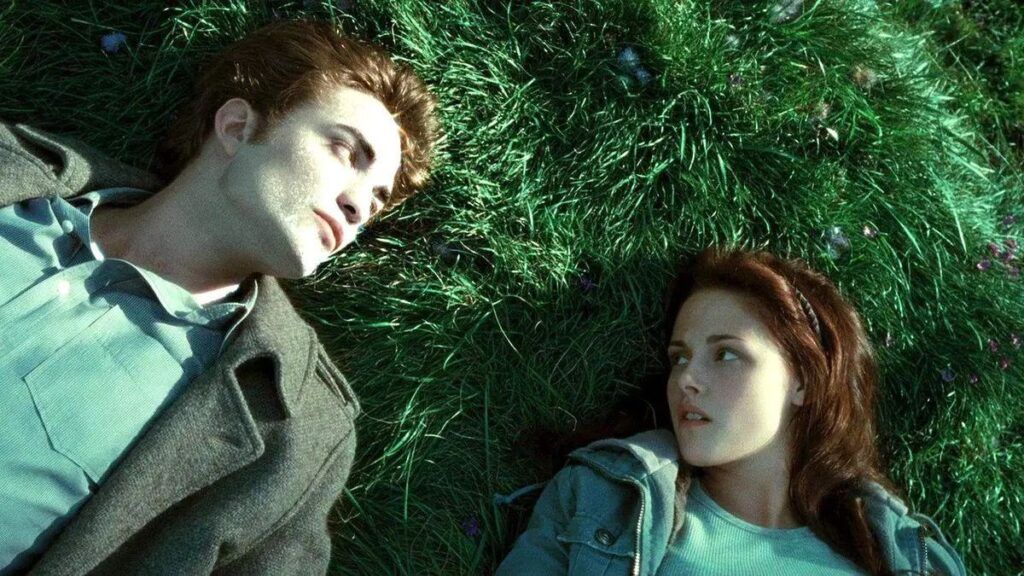 Scène de Twilight où Edward brille à côté de Bella