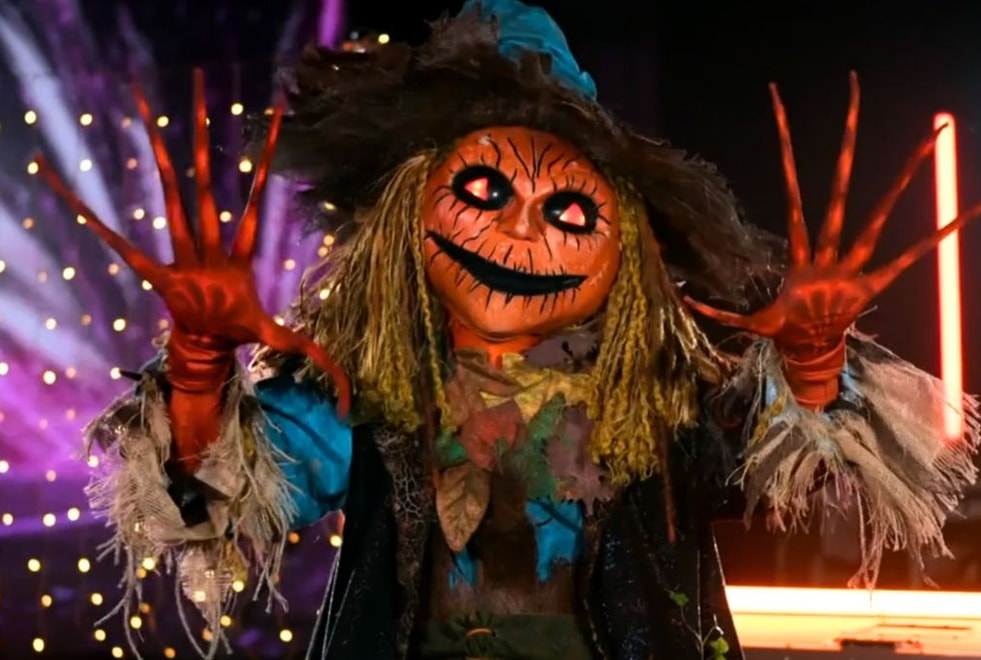 Mask Singer : qui se cache sous le costume de l’épouvantail ? On a trouvé !