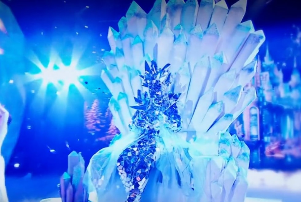 Mask Singer : quelle star internationale se cache sous le costume de la Reine de Glace ?