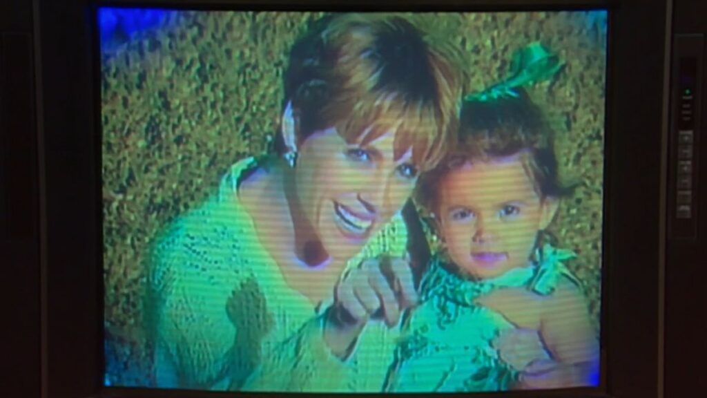 Sara Sheffield et sa fille Gracie quand elle était petite dans Une Nounou D'Enfer.