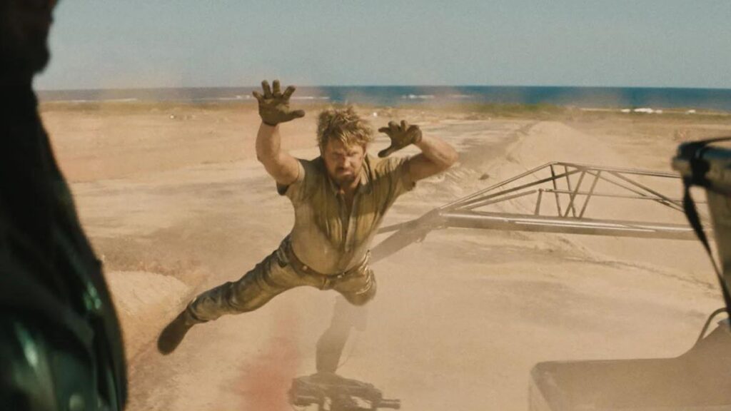 Colt Seavers (Ryan Gosling) saute sur un hélicoptère dans le film The Fall Guy
