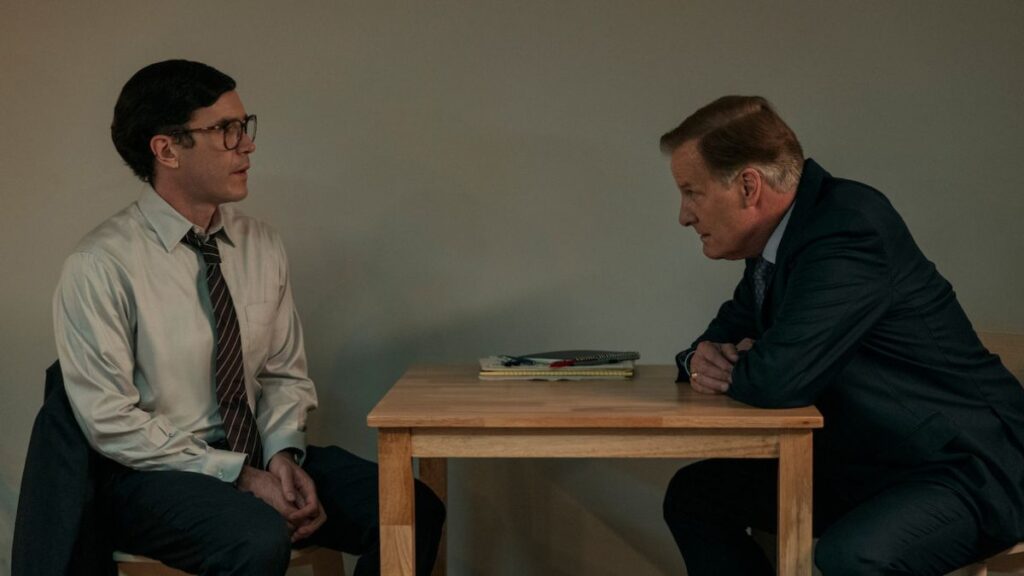 Raymond Peepgrass et Charlie Croker dans la série Un Homme Un Vrai sur Netflix.
