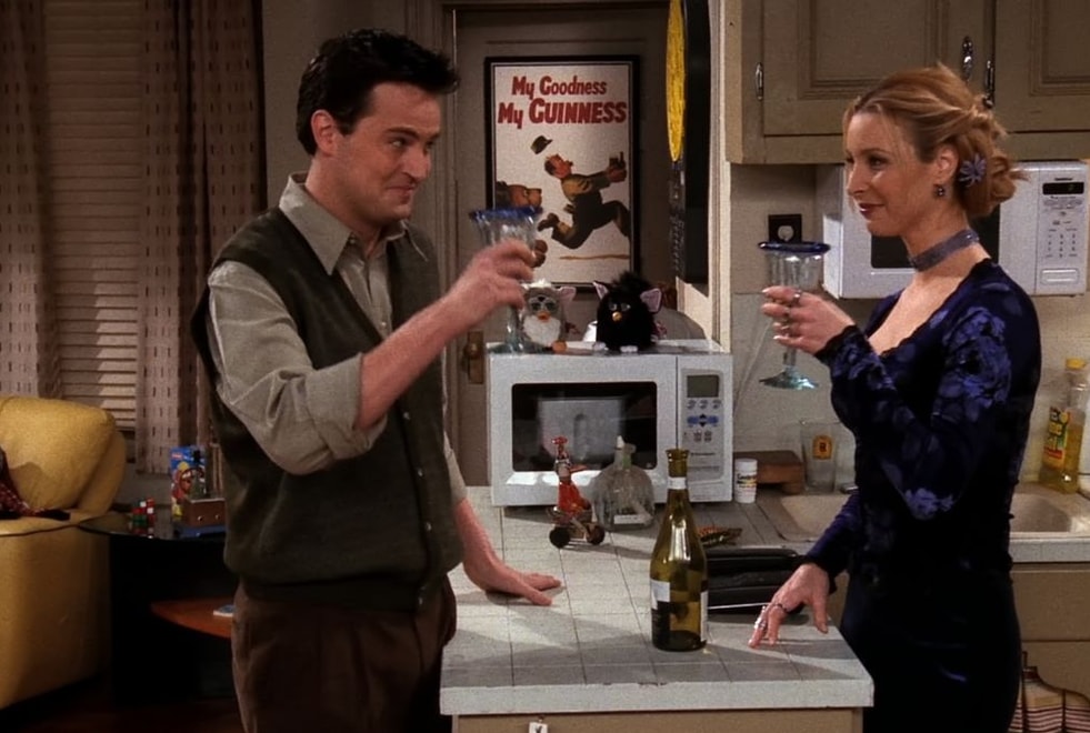 Friends : Lisa Kudrow confie revoir la série pour se remémorer Matthew Perry