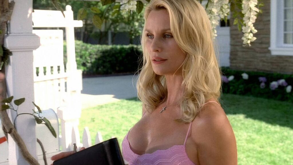 Edie Britt (Nicollette Sheridan) dans Desperate Housewives.