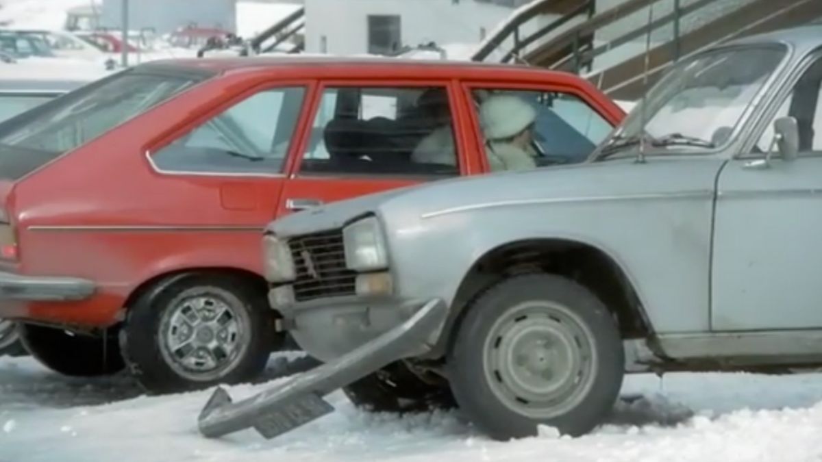 la-voiture-rouge-de-bernard-et-nathalie-dans-les-bronzes-font-du-ski