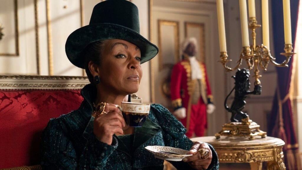Lady Danbury (Adjoa Andoh) dans la série La Chronique des Bridgerton
