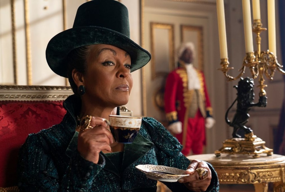 Bridgerton : les acteurs de couleur sont-ils bien éclairés dans la série ? Adjoa Andoh (Lady Danbury) monte au créneau