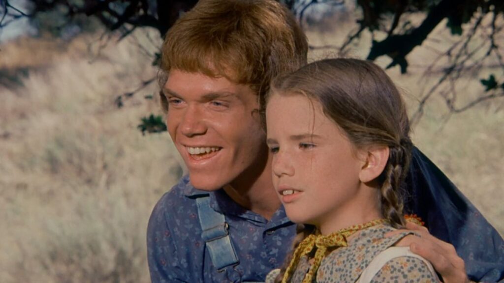 Johnny Johnson (Mitch Vogel) et Laura Ingalls (Melissa Gilbert) dans La Petite Maison dans la Prairie.