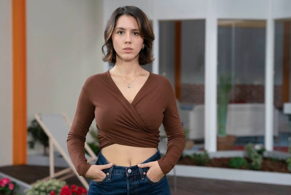 Culte : pourquoi Anaïde Rozam ne s’appelle-t-elle pas Alexia Laroche-Joubert dans la série évènement sur Loft Story ?