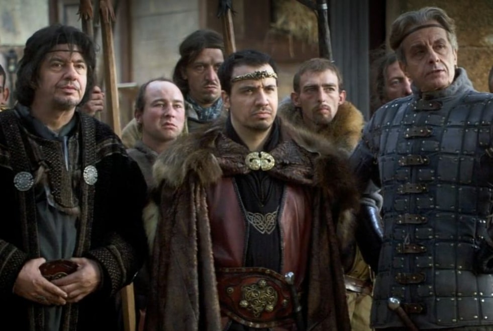 « Des toilettes difficiles… »: une star de Kaamelott balance sur les débuts compliqués du tournage de la série et sur l’hygiène douteuse