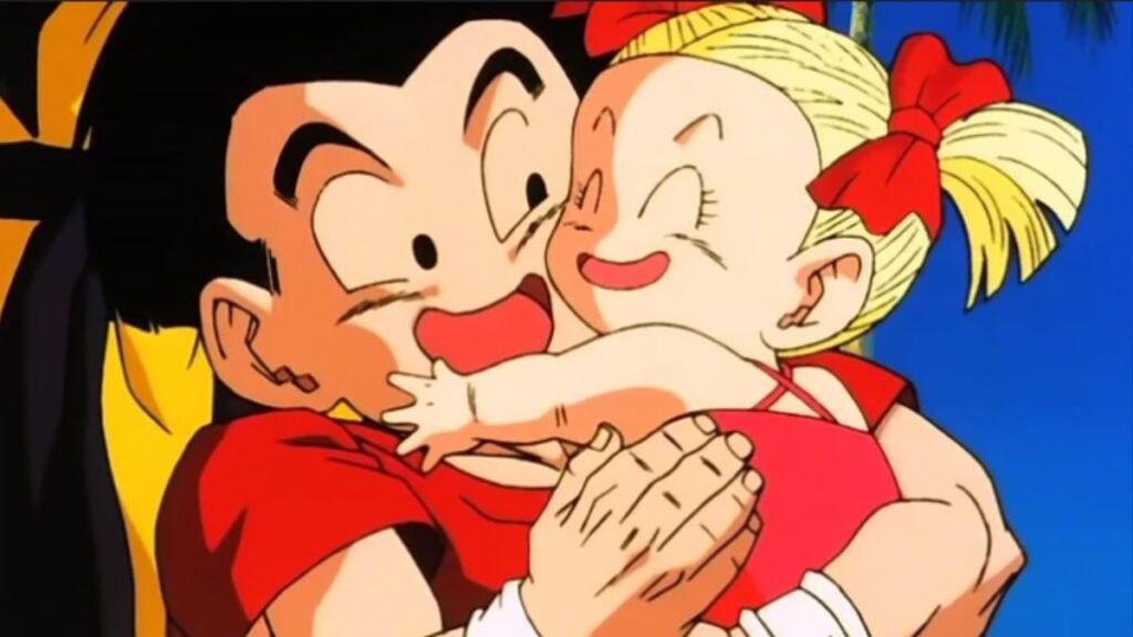 Krilin, portant sa fille Maron dans ses bras dans l'anime Dragon Ball Z