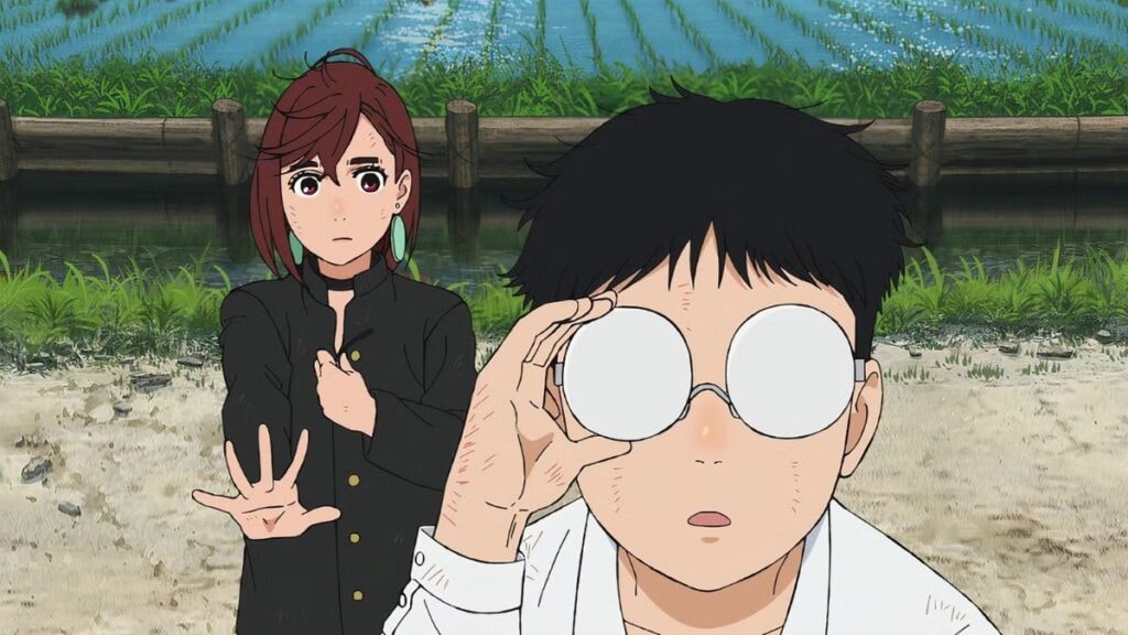 Okarun et Ayase, étonné en arrivant au sanctuaire après avoir échappé aux aliens et à Mémé-Turbo dans l'anime Dan Da Dan