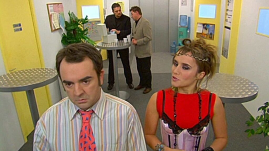 Une image de la série française culte des années 2000 Caméra Café, avec Bruno Solo.