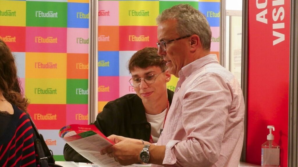 Un professionnel et un étudiant discutant lors du Salon de l'Etudiant jeux vidéo et cinéma d'animation 2024