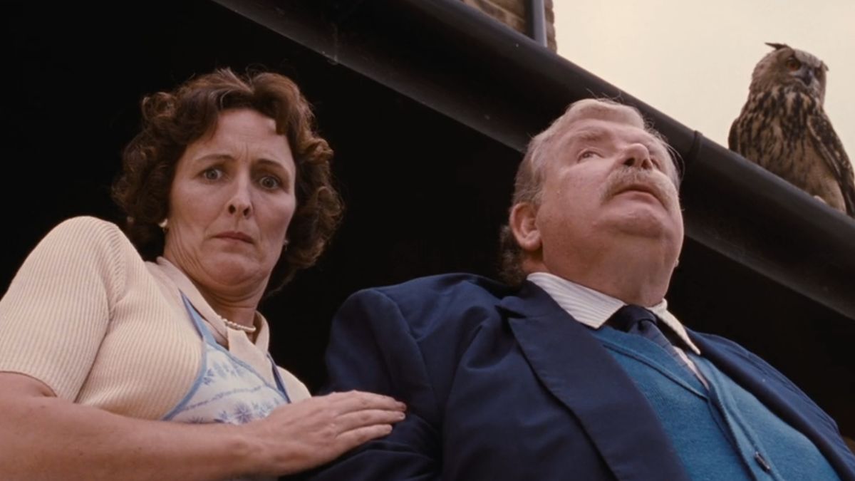 Seuls ceux qui ont lu Harry Potter à l&rsquo;école des sorciers savent ce que fait Petunia dans cette scène du film&#8230; les autres seront choqués !