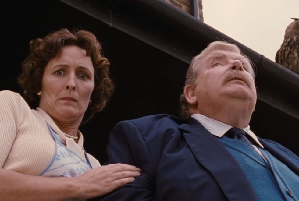 Seuls ceux qui ont lu Harry Potter à l’école des sorciers savent ce que fait Petunia dans cette scène du film… les autres seront choqués !
