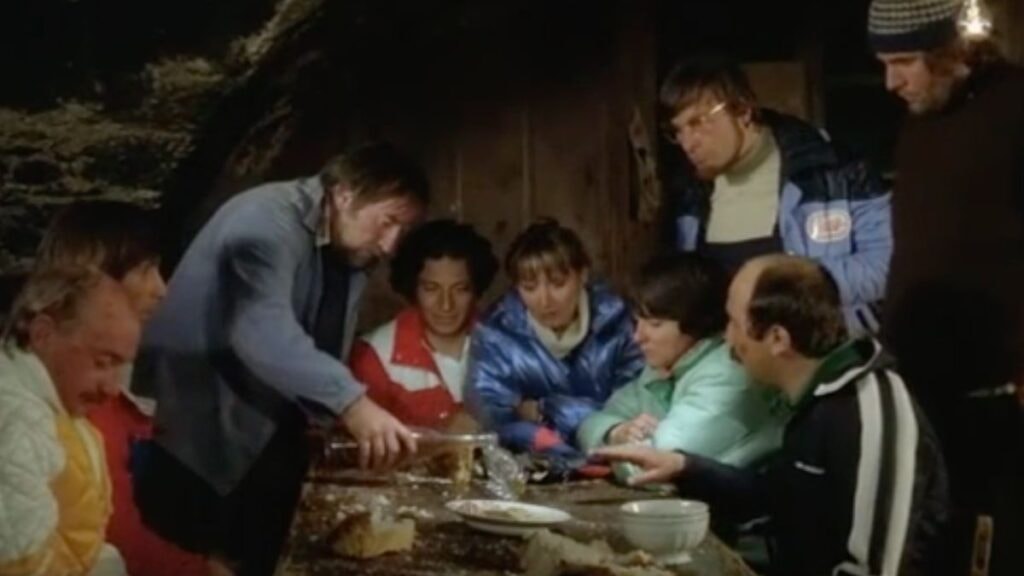 Jean-Claude Dusse, Popeye, un campagnard, Jerome, Gigi, Gilbert, Nathalie et Bernard dans la scène de la liqueur de crapaud dans Les Bronzés font du ski
