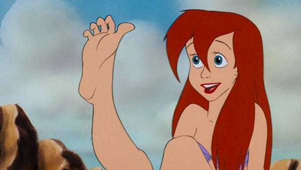ariel-regarde-son-pied-dans-la-petite-sirene