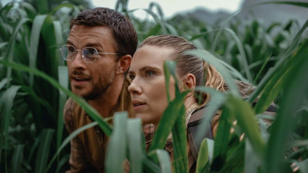 jonathan Bailey et Scarlett Johansson dans Jurassic World Renaissance