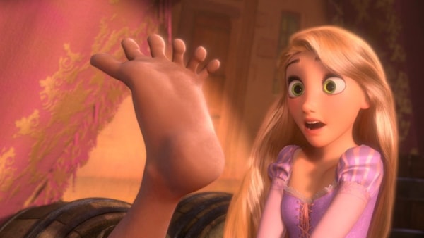 raiponce-regarde-un-pied-a-six-orteils