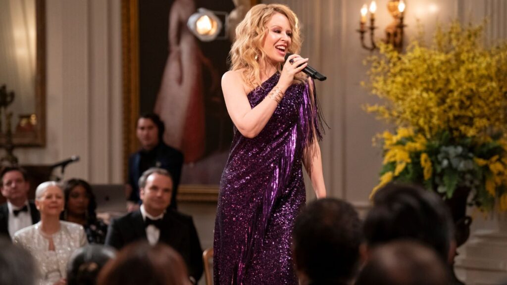 Kylie Minogue dans la série La Résidence sur Netflix.