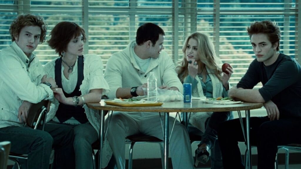 Les Cullen à la cafétéria dans Twilight Fascination