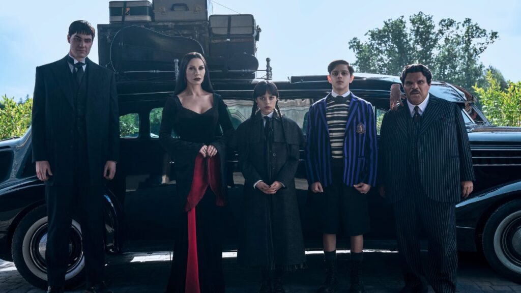 La famille Addams dans la saison 2 de la série Mercredi sur Netflix.
