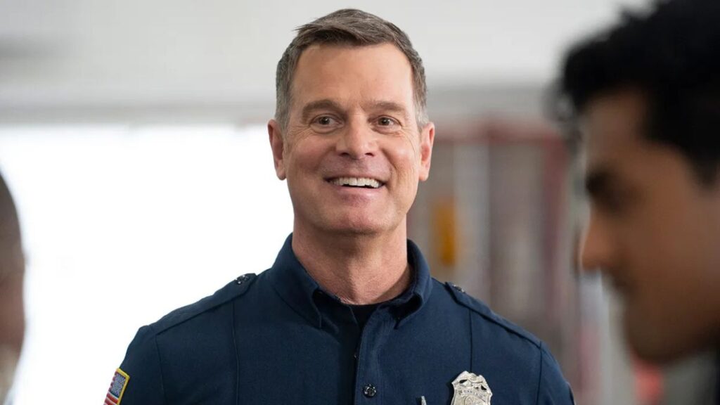Bobby est joué par Peter Krause dans la série 9-1-1.