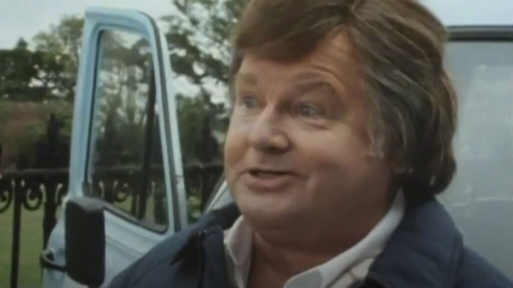 Benny Hill souriant lors d'un sketch du The Benny Hill Show