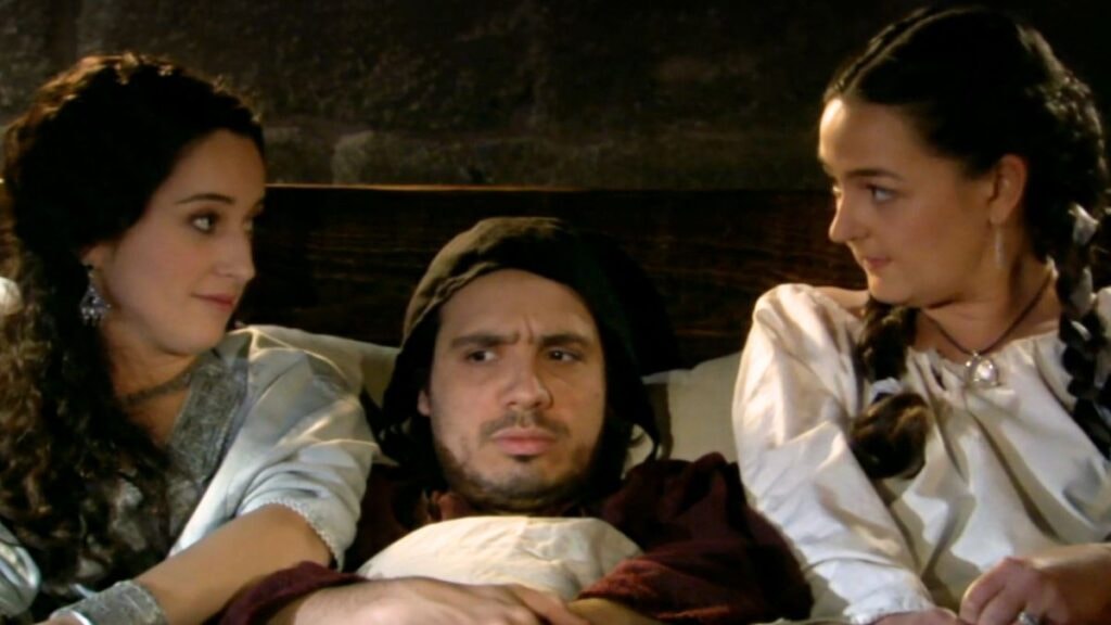 Demetra, Arthur et Guenièvre partagent un lit dans Kaamelott