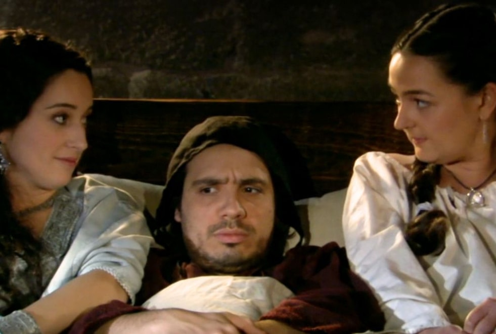 « Ils se foutent de moi » : Alexandre Astier balance sur le comportement de ses acteurs sur le plateau de Kaamelott