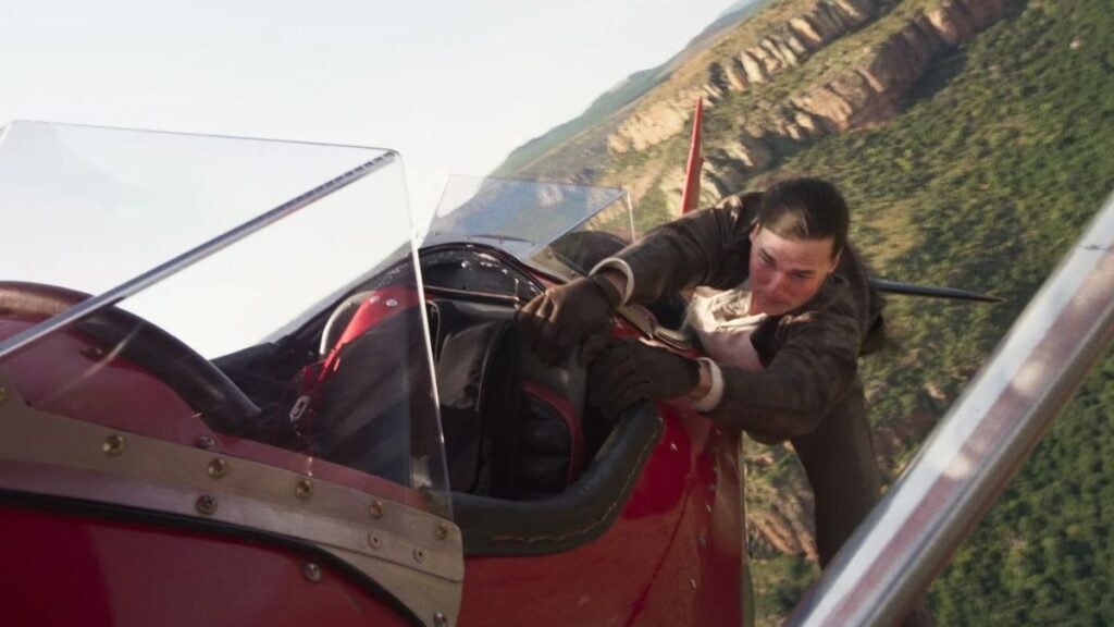 Ethan Hunt accroché à un avion dans Mission Impossible - The Final Reckoning