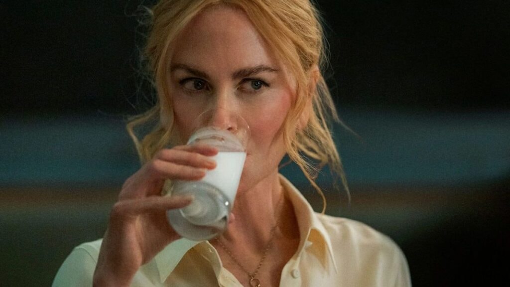 Nicole Kidman avec son verre de lait dans Babygirl