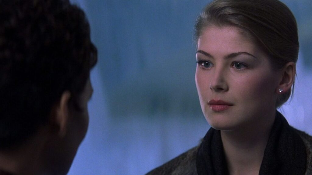 Rosamund Pike aka la James Bond girl du film Meurs un autre jour, aux côtés de Pierce Brosnan.